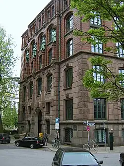 Eingangsfront an der Trostbrücke