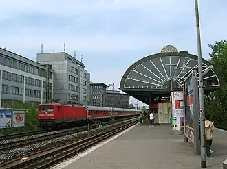 Bahnsteig bei Betrachtung vom östlichen Ende, links die durchführenden Fernbahngleise.