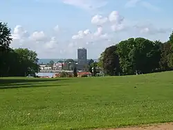 Blick vom Jenisch-Haus über die Elbe auf das ehemalige Gelände der Deutschen Werft in Finkenwerder. (2006)