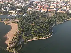 Der Badestrand von Hietaniemi und der Friedhof Hietaniemi, dahinter Etu-Töölö und links oben Taka-Töölö, 2010