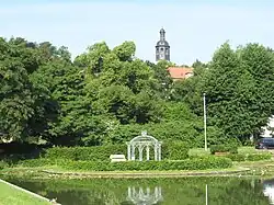 Königsteich mit Pavillon und Turm der Mauritiuskirche