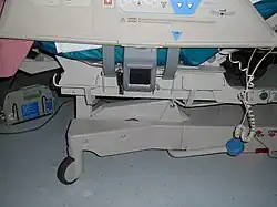 Unterbau eines modernen elektrisch gesteuerten Klinikbetts