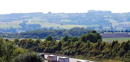 Blick in das Tal des Weißen Mains auf Lanzendorf mit der St. Gallus Kirche links und auf die Autobahnkirche St. Christophorus rechts