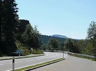 Die Hindenburgkanzel vom Parkplatz unterhalb der Kanzel gesehen