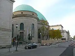 Hinter der Katholischen Kirche