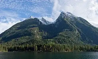 Blick vom Hintersee zum Hochkaltergebirge mit der Schärtenspitze