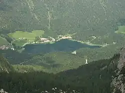 Blick Anstieg Schärtenspitze: Hintersee mit Dorf Hintersee
