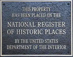 Eine typische Tafel an einem gelisteten Objekt