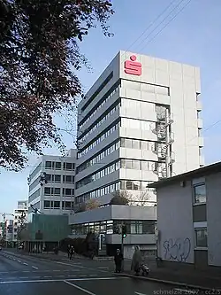 Das achtgeschossige, im Gebäudekomplex der KSK Heilbronn aufgegangene frühere Landratsamtsgebäude (Langer Otto) Rolf Winter (1971)