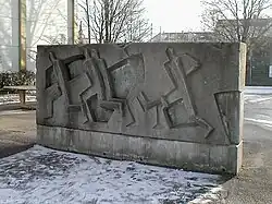Relief „Läufer“ im Hof des Mönchseegymnasiums in Heilbronn