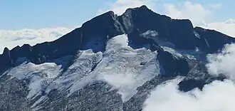 Hochalmspitze (Mitte) von Nordwesten, direkt links davon Großelendkopf, davor der Westgrat mit Jochspitze, links vom Großelendkopf-Westgrat das Großelendekees, rechts davon das Winkelkees, rechts vom Gipfel der Hochalmspitze der Detmolder Grat (Gletscherstand September 2023)