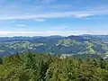 Blick von Südosten von der Hohen Möhr auf Blauen und den Belchen dahinter. Links im Bild (mit Sendeturm) außerdem der Badenweiler Blauen