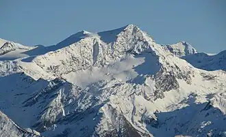 Hocheiser von Nordwesten, links der Grat mit dem Oberen Hocheiserkees, vorn das Schwarzkarlkees, im Hintergrund links der Mitte der Mittlere Bärenkopf, rechts der Vordere Bärenkopf