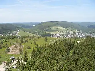 Blick vom Hochheideturm auf dem Ettelsberg über Willingen hinweg zum Hohen Eimberg
