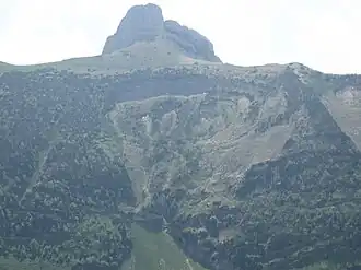Hochhus von Norden mit dem charakteristischen runden Aufschluss in der Nordflanke