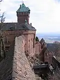 Gleicher Blick auf die Kernburg, mit dem wiedererrichteten Bergfried sowie die Rheinebene darunter