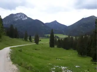 Blick aus Osten von der Röthelmoosalm auf Hochscharten (links), Rachelspitz (mittig) und Rehwaldkopf (rechts)