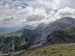 Blick von der Nordkante des Hochschwabplateaus nach Ostnordost, rechts Hochschwab mit Schiestlhaus, links dahinter der Ringkamp von Westen.