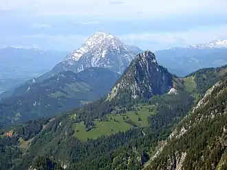 Hochtausing, im Hintergrund der Grimming