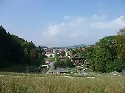 Blick vom Damm auf die Gemeinde Affoltern (mit Spielplatz)