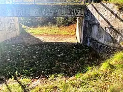 Hochwasser­rückhalte­becken Höll­tal (2022), Stirn­entlastung