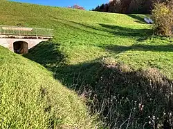 Hochwasser­rückhalte­becken Möhntal (2022), Grund­ablass und Überlauf­rinne Luft­seite