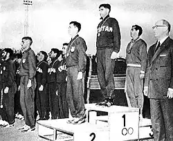 Siegerehrung im Hockey 1960. Vorne auf dem Podium der Kapitän der indischen Mannschaft