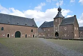 Innenhof mit Blick auf den Torbau der inneren Vorburg