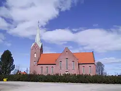 Foto einer Kirche mit Ziegelfassade