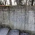 Inschrift auf der Natursteinmauer