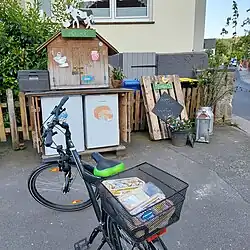 Kühlschrank und Holzschrank mit Bauernhofwaren