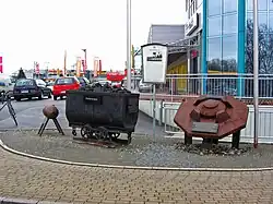 Bergbaufundstücke am Hannibal Einkaufszentrum: Entschärfte Bombe aus dem Zweiten Weltkrieg, Kohlenlore, 145 Jahre alte Markscheideplatte