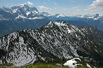 Hoher Ziegspitz von Norden, im Hintergrund die Zugspitze