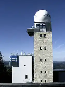 Der Turm des Meteorologisches Observatorium Hohenpeißenberg und Teile der Gebäude wurden ursprünglich mit Pollinger Kalktuff erbaut. Heute sind aus Statikgründen nur noch wenige Teile aus Tuffstein.