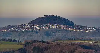 Berg und Ort Hohenstaufen vom Messelstein gesehen
