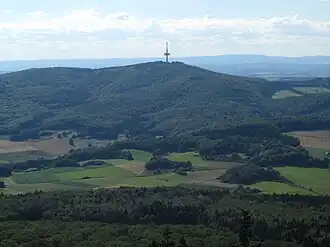 Blick vom Kellerwaldturm nach Westnordwesten zum Hohen Lohr mit Rothaargebirge im Hintergrund
