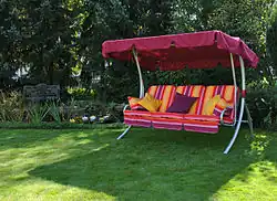 Volant am Dach einer Hollywoodschaukel