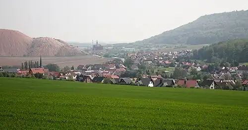 Kali-Abraumhalde mit Ort Holungen