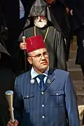 Ein Kawass mit dem traditionellen Fez in der Jerusalemer Grabeskirche