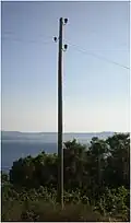 Holzmast mit Stützisolatoren in Kroatien
