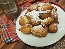 frittierte Teigrauten mit Puderzucker