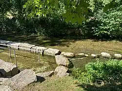 Unweit der Quelle ist in Honau eine Kneipp-Anlage in die Echaz eingebaut.