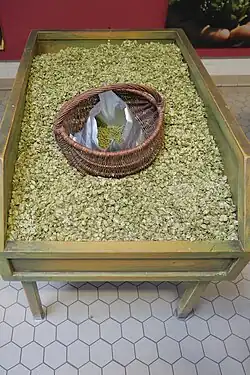 Lagertisch mit Dolden und Pellets (Mitte)