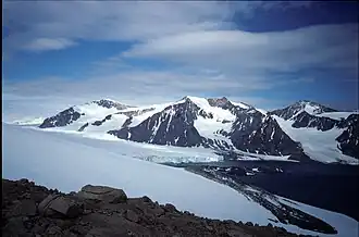 Blick von der Schulter des Mount Searle nach Süden auf die Mündung des Shoesmith Glacier in die Lystad Bay