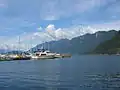 Yachten in Horseshoe Bay mit dem Howe Sound im Hintergrund