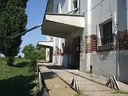 Schienen auf der Laderampe des Silos