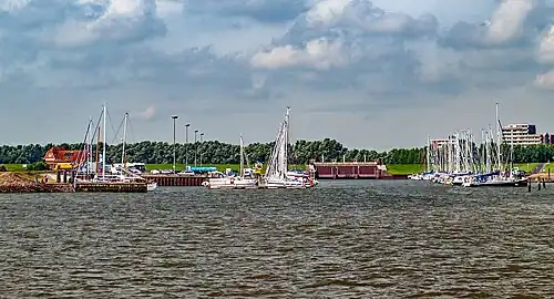 Hafen mit Sieltor des Wangertiefs