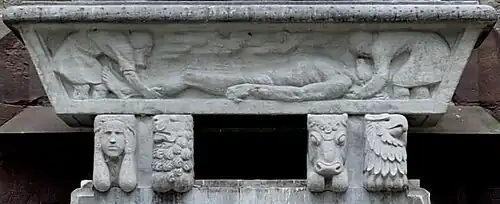 Frontrelief des Sarkophags und Fußklötze mit Evangelistensymbolen