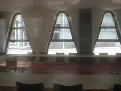 Seminarraum mit Dreiecksfenstern an der Gymnasiumstraße