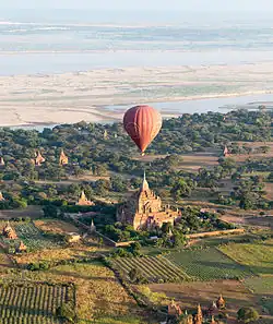Heißluftballon über Bagan, im Hintergrund der Irrawaddy, Dezember 2012